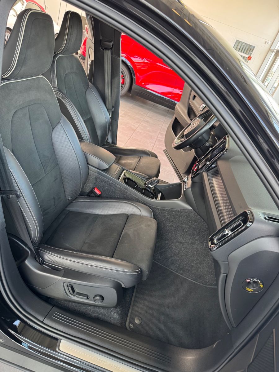 Fahrzeugabbildung Volvo XC 40 XC40 R Design Recharge Pure Electric AWD