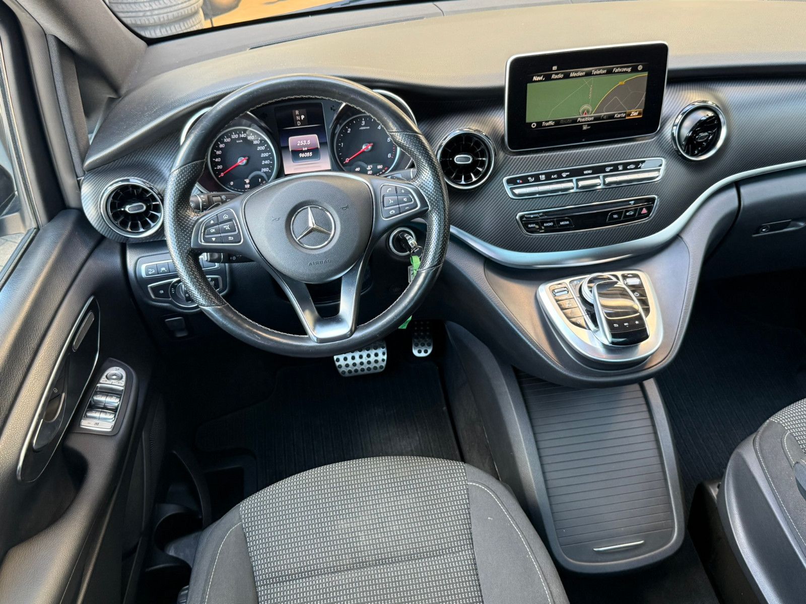 Fahrzeugabbildung Mercedes-Benz V 300 d EDITION 4MATIC lang AMG Line