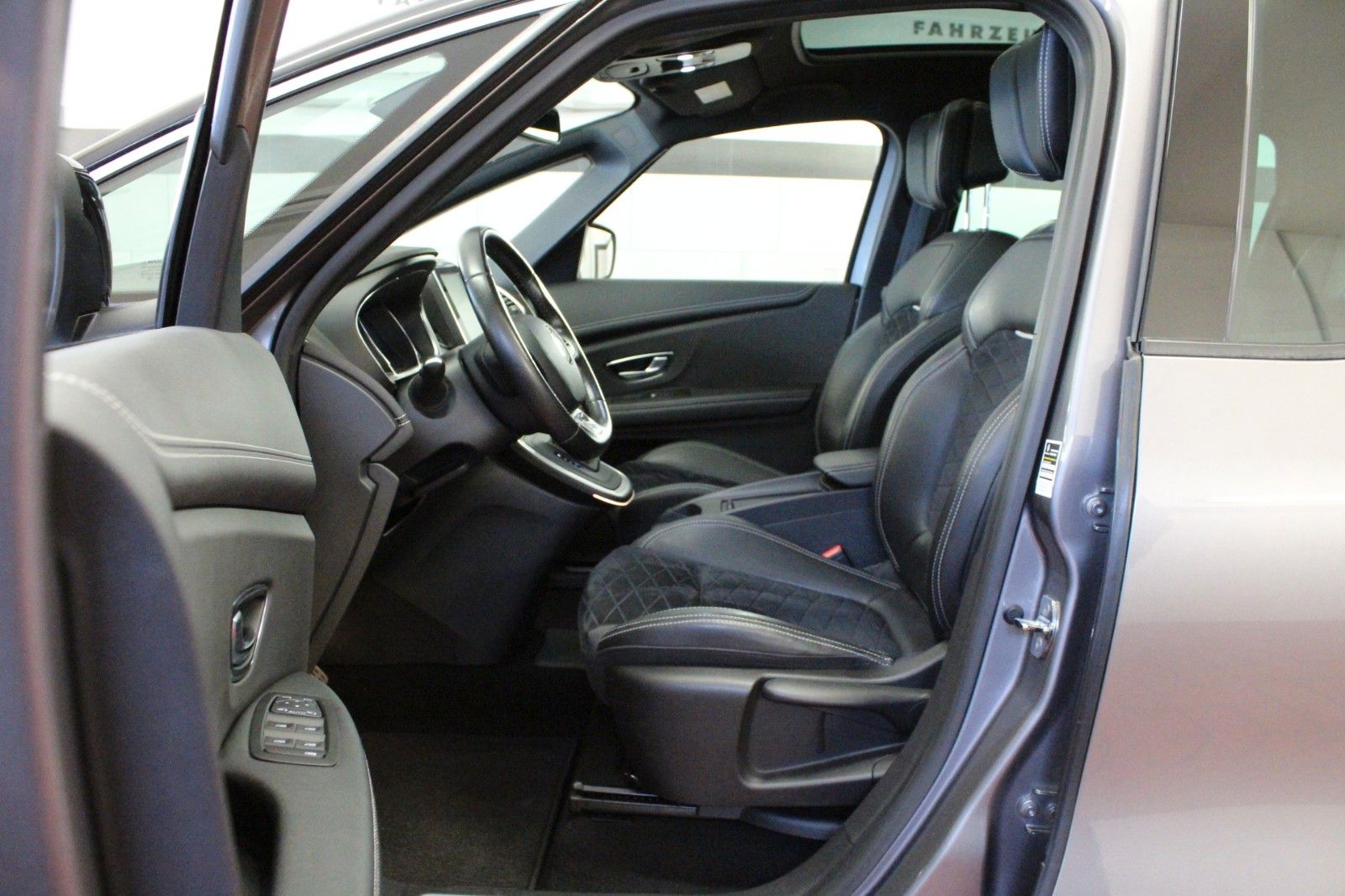 Fahrzeugabbildung Renault Grand Scenic Tce160 EDC Black*Panorama*