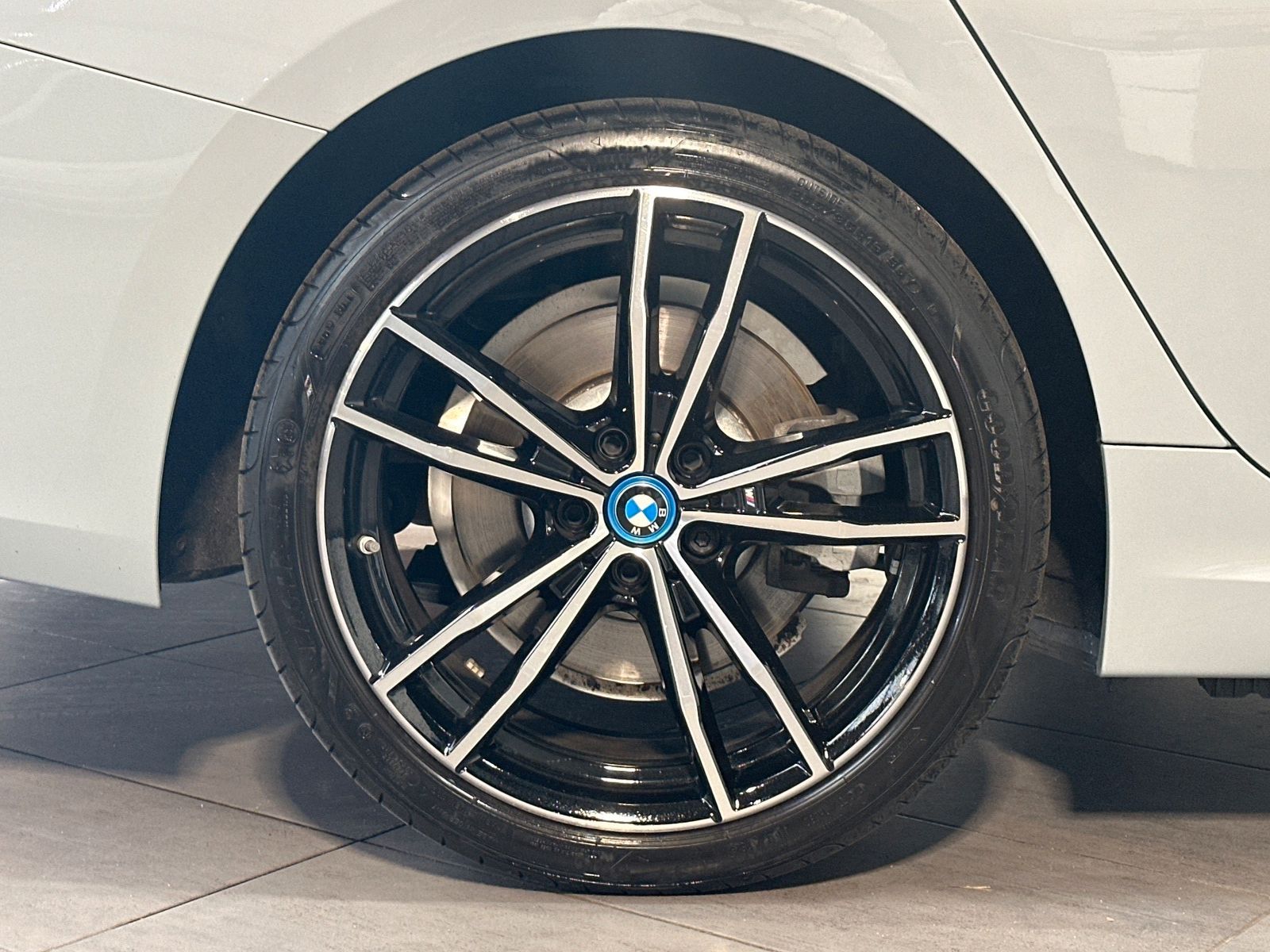BMW 330 e Touring M-Sport NAV+LED+PANO+AHK+19ZOLL imagem 3