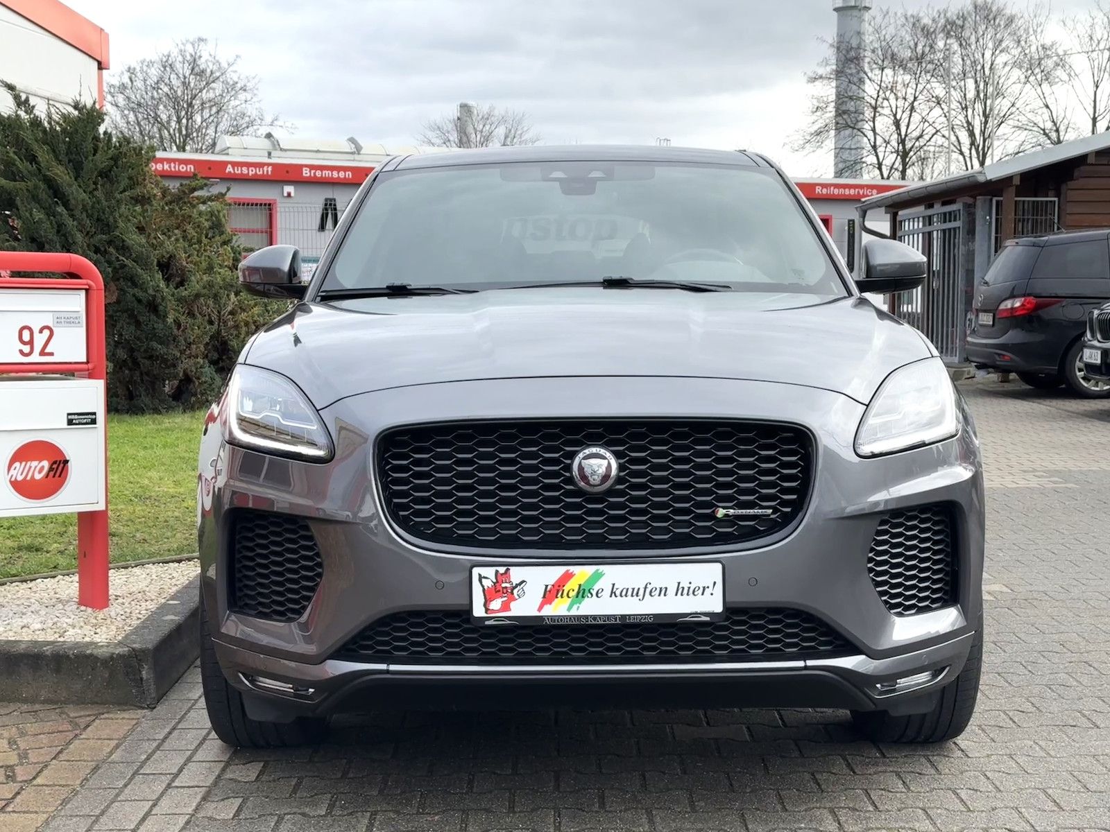 Fahrzeugabbildung Jaguar E-Pace P250 R-Dynamic Black LED/Nav/VZE/Spur/ACC