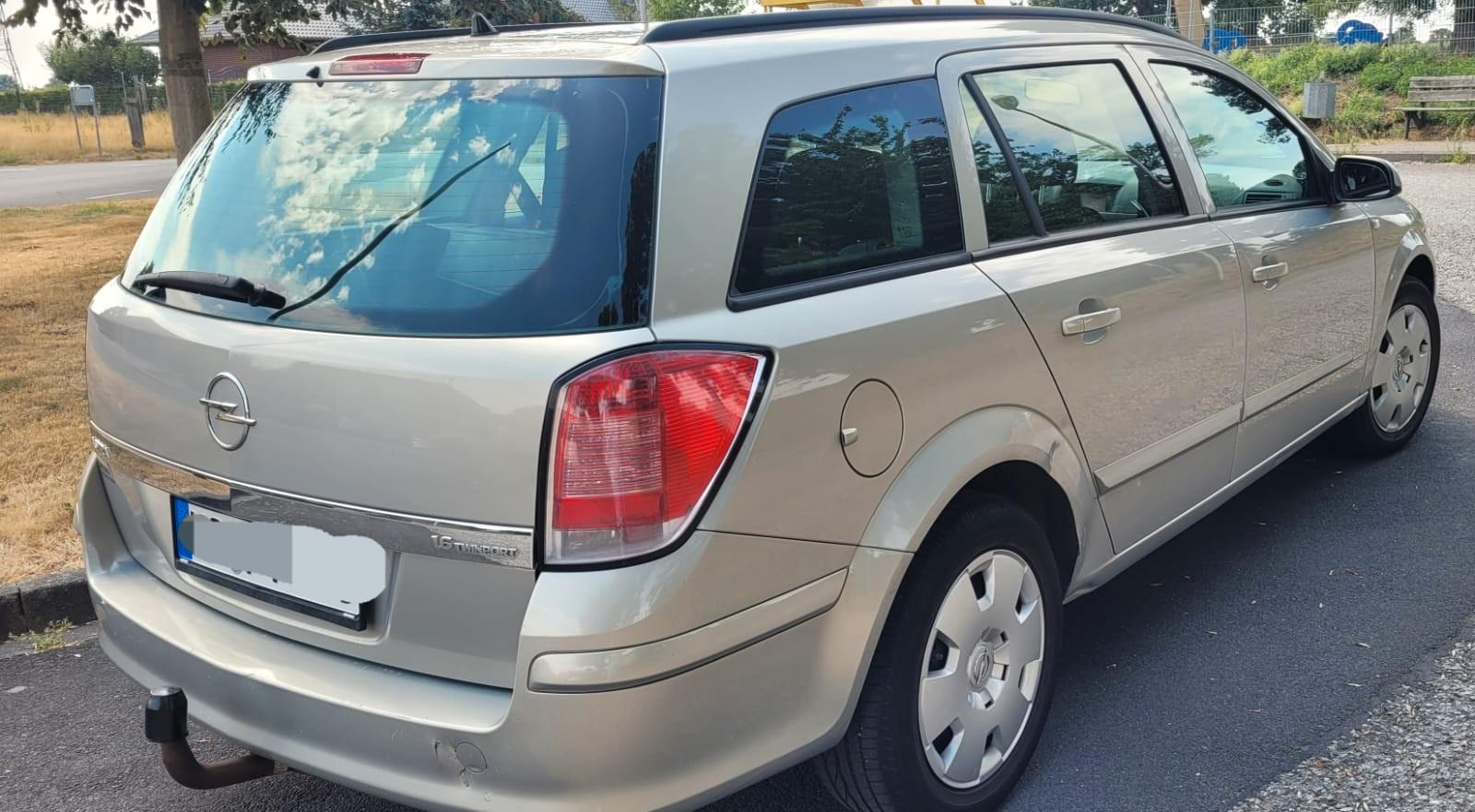 Opel Astra 2005 — rear view