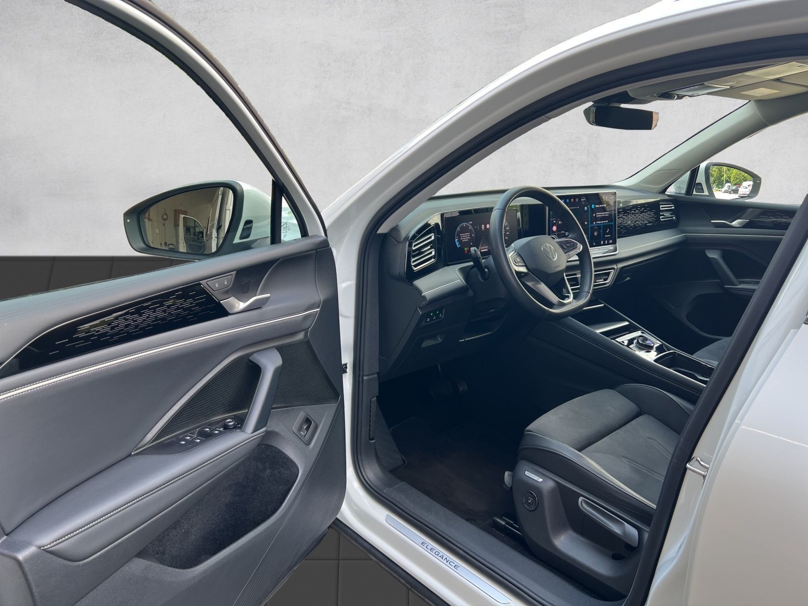 Tiguan Elegance 2.0 TDI DSG 4M Navi*ACC*Standhzg