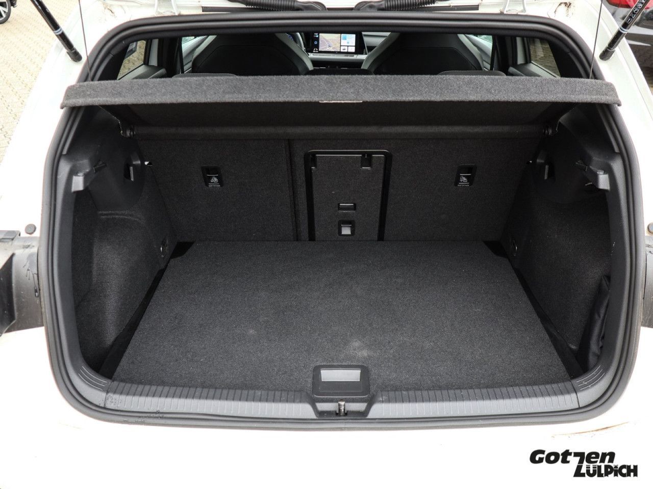 Fahrzeugabbildung Volkswagen Golf VIII R-Line 1.5 eTSI DSG Klima Navi LED