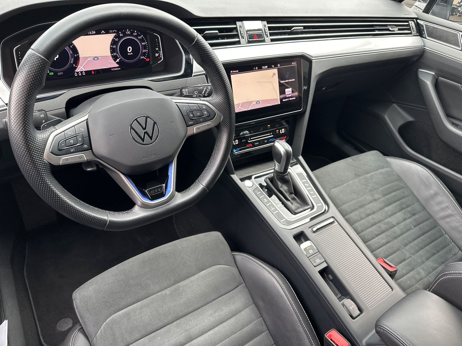 Fahrzeugabbildung Volkswagen Passat Variant 1.4 TSI DSG GTE R-Line NAV+LED