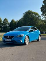 Volvo V40 D4 R-Design in Rebel Blue - gebrauchte Volvo V40 aus dem Jahr 2012