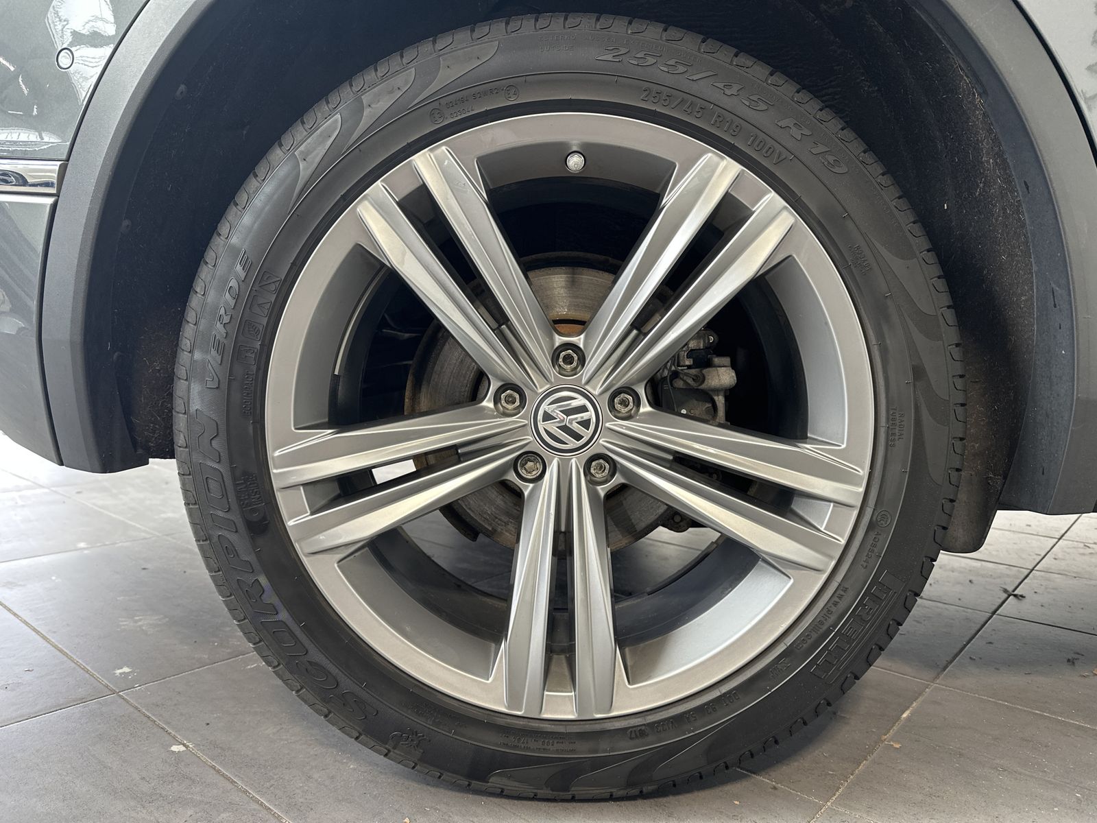 Fahrzeugabbildung Volkswagen Tiguan 2.0 TSI 4M R-Line NAV+LED+AHK+KAM+PANO+AC