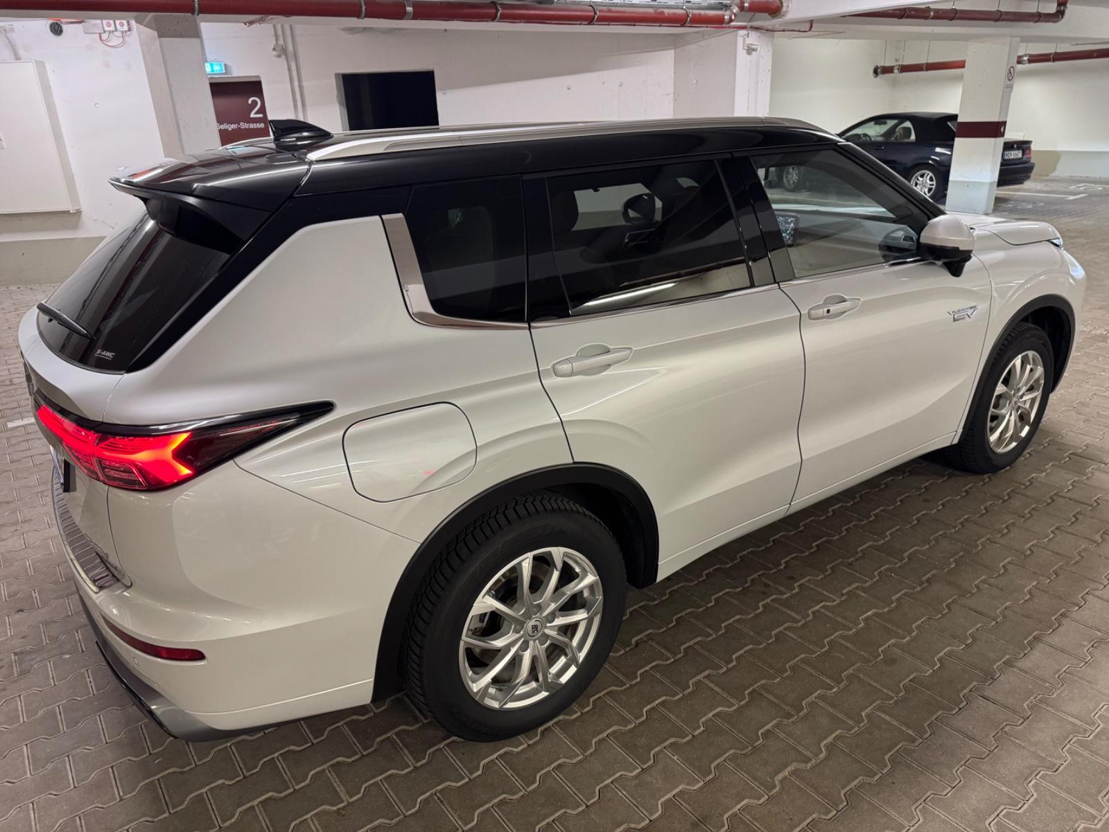 Mitsubishi LUXURY  2.4 PHEV 100 kW S-AWC Top