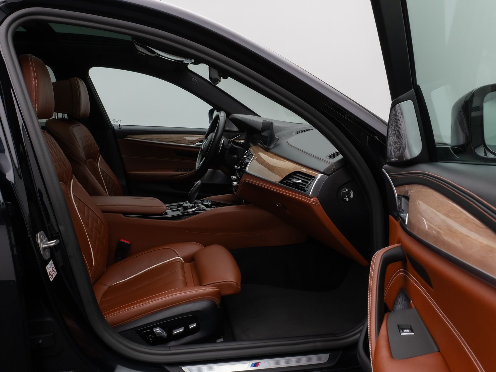 Fahrzeugabbildung BMW 540d xD M Sport Panorama 360°HUD B&W NightVision