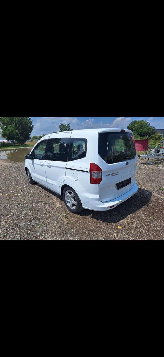 Ford Courier 2014 — interior
