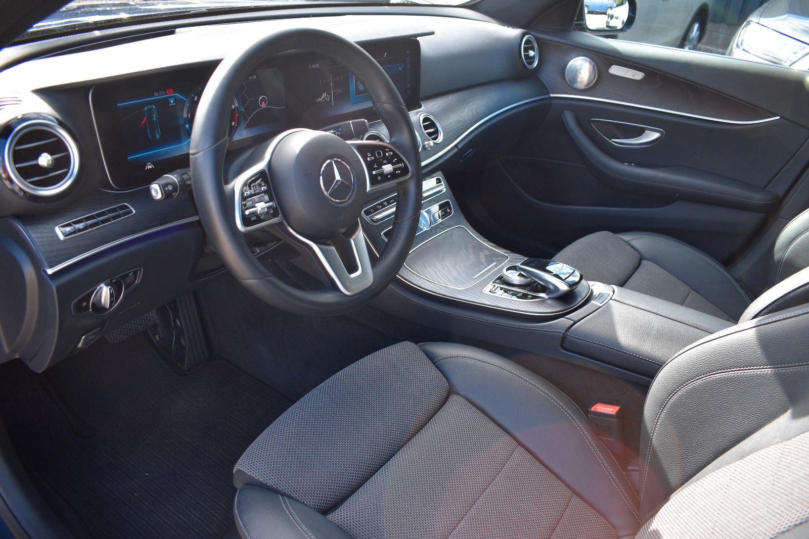 Fahrzeugabbildung Mercedes-Benz E 350d T-Modell HUD/BURMESTER/CARPLAY/LED/KAMERA