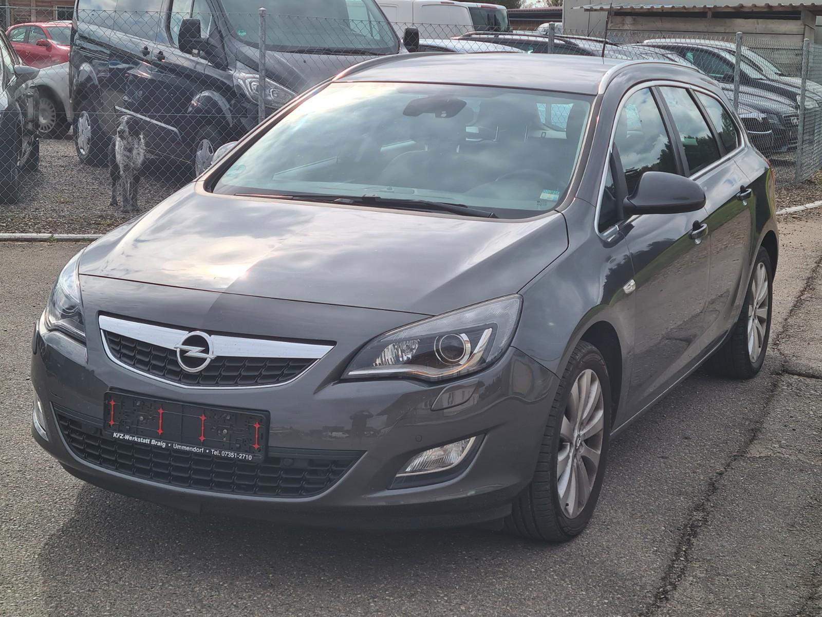 Opel Astra 2011 — rear view