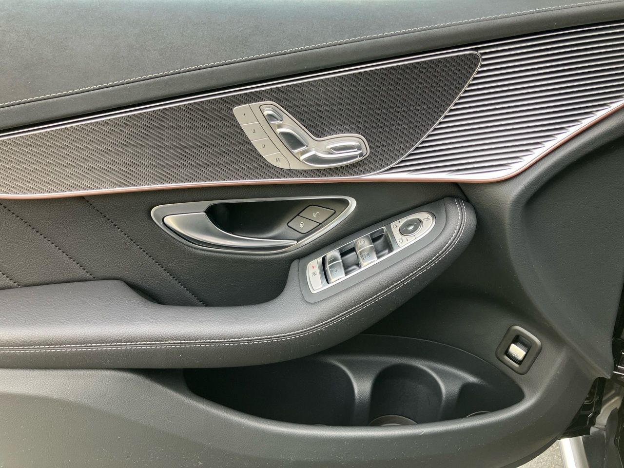 Fahrzeugabbildung Mercedes-Benz EQC 400 4M AMG+STNDHZ+MEMORY+MULTIB+AMBIENTE+++