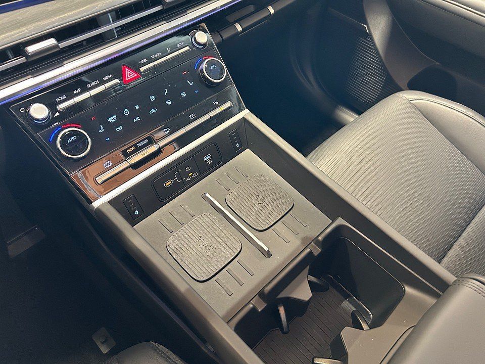 Fahrzeugabbildung Hyundai SANTA FE HEV MY25 1.6T 6AT 4WD 5SITZE INTRO PANO