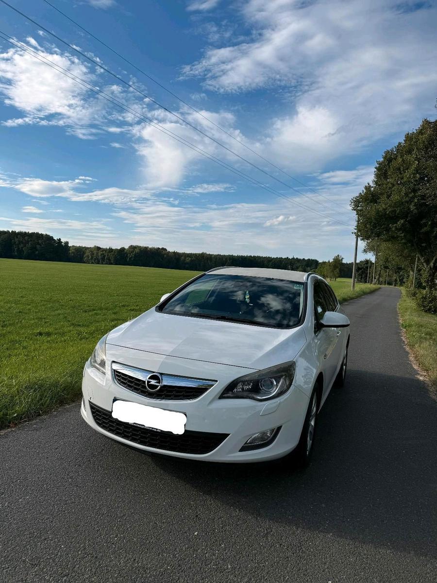 Opel Astra 2011 — салон