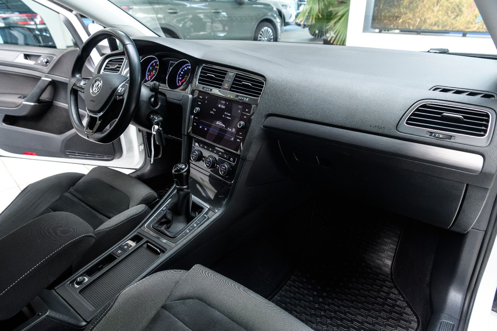 Fahrzeugabbildung Volkswagen Golf VII Variant+R-LINE+AHK+SHZ+NAVI+RFK+GJR