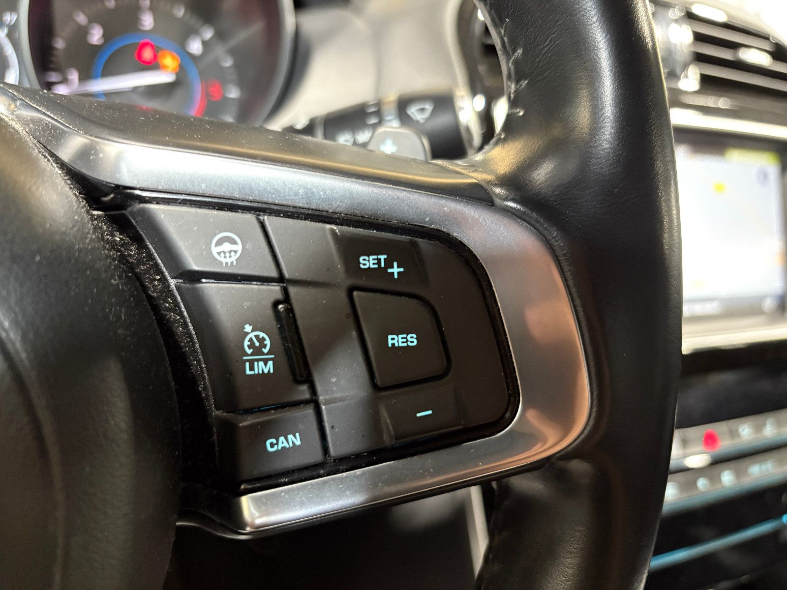 Fahrzeugabbildung Jaguar XE /TEMPOMAT/NAVI/SHZ/KLIMA/BI-XENON/SPURHALTE