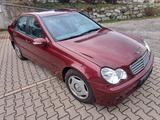 Mercedes-Benz 200 - rote Mercedes-Benz 200