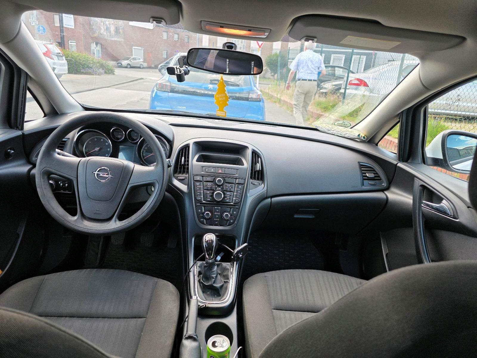 Opel Astra 2011 — photo 8