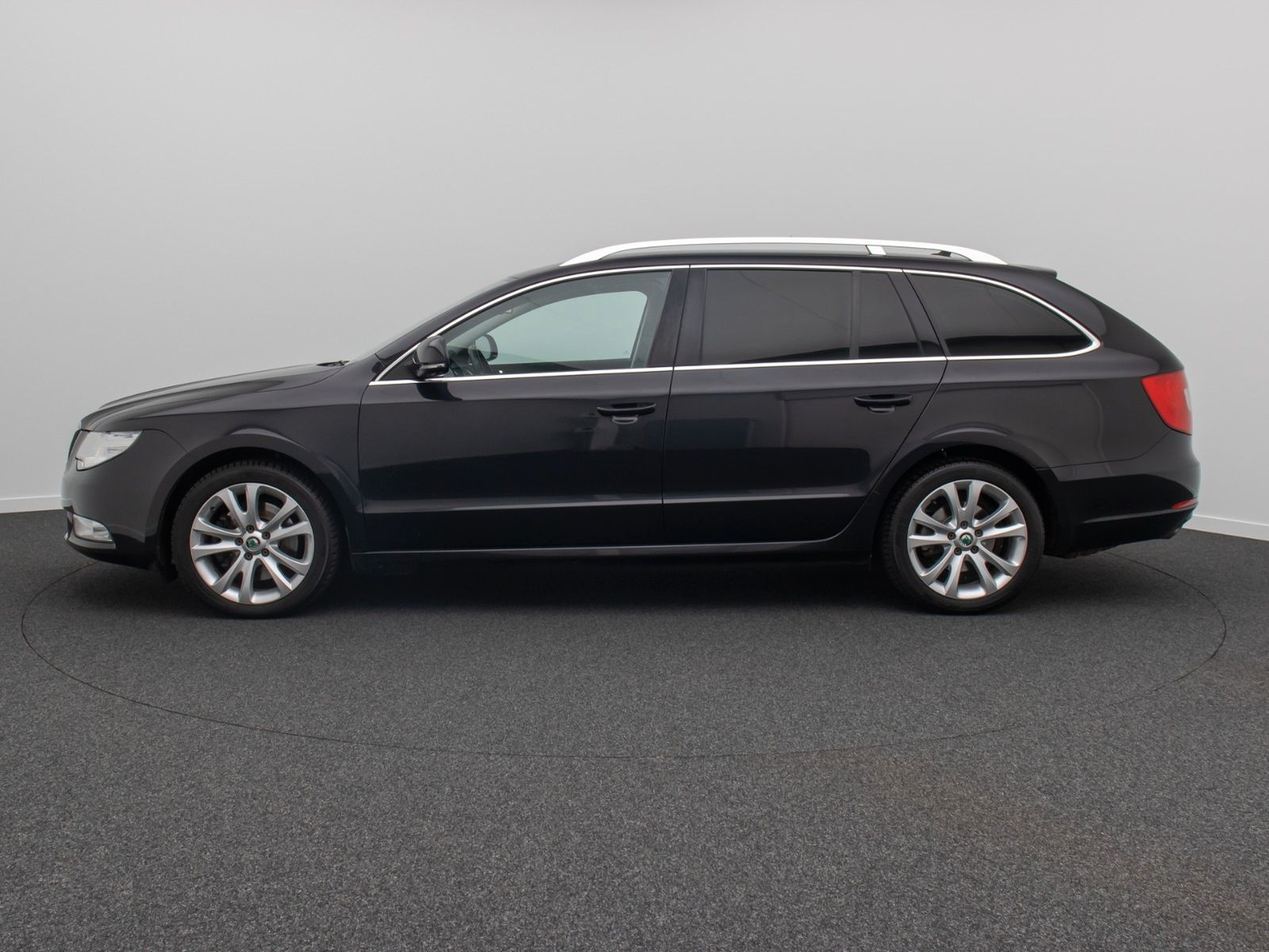 Fahrzeugabbildung SKODA Superb Combi Family PDC Sitzhzg Tempomat Comfort