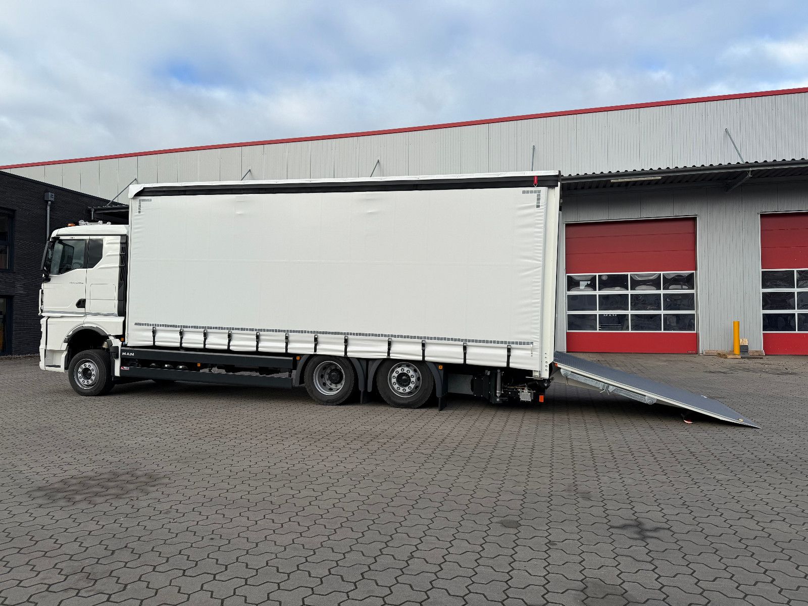 Fahrzeugabbildung MAN TGX 26.440 6x2 LL Schwerlast Ladebordwand/Rampe