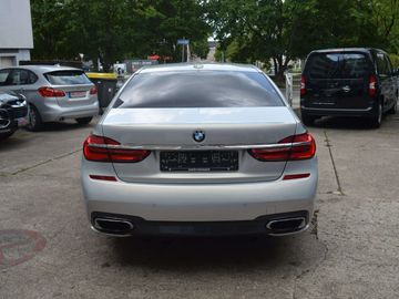 BMW 750 - 8