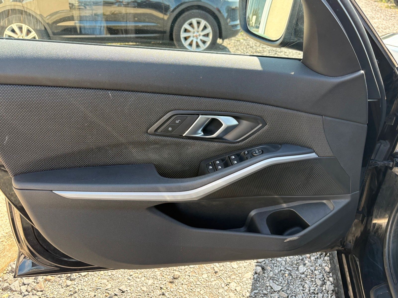 Fahrzeugabbildung BMW 320i Limo Aut. Navi 18"LMR LED 1.HAND SPORTLENK