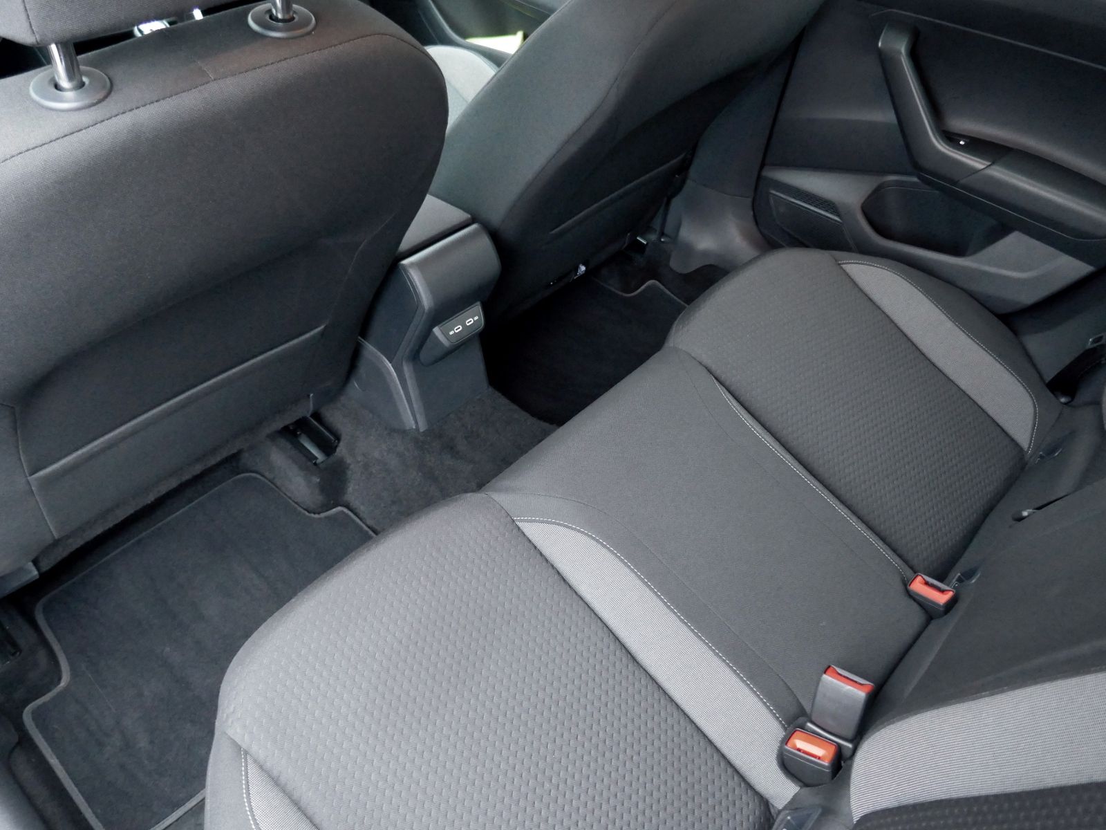 Fahrzeugabbildung Volkswagen Polo Life 1.0 MPI | LED RFK GRA Navi