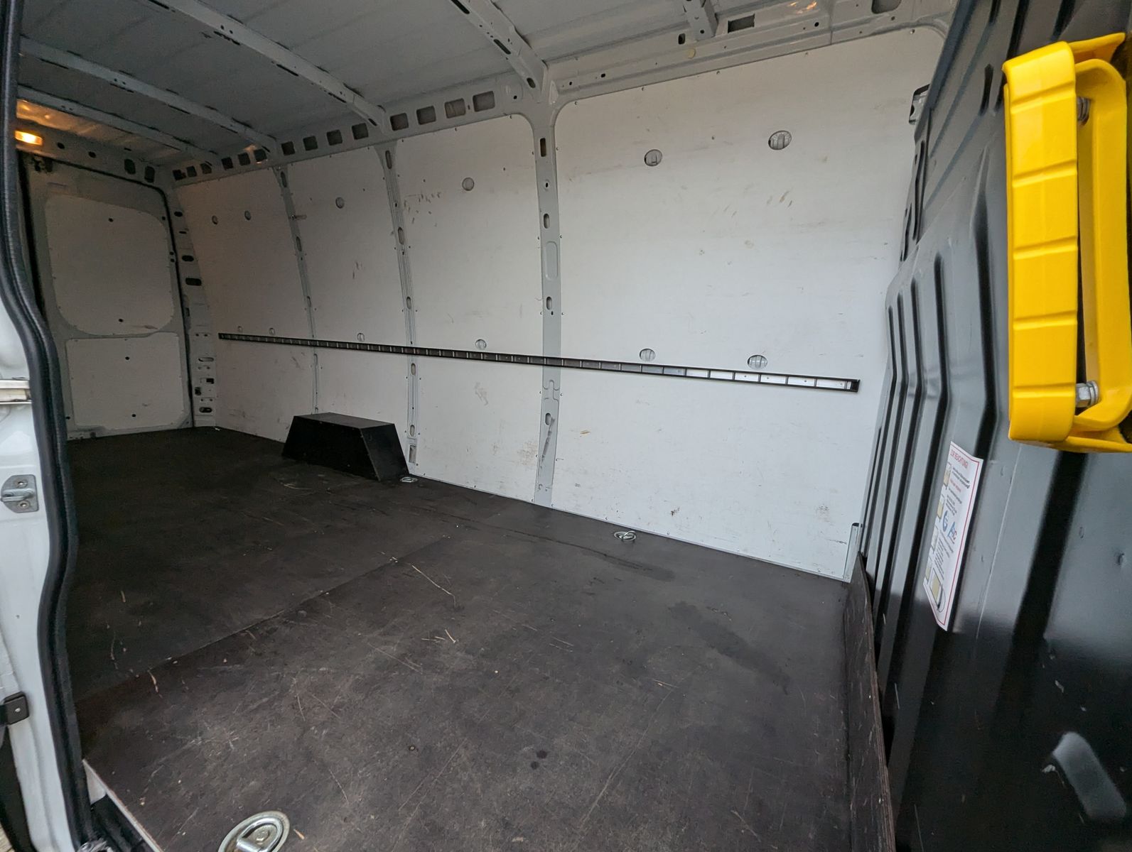 Fahrzeugabbildung Iveco Daily 35S18V4100L 3.0L Dach/Holzboden Kamera Kli