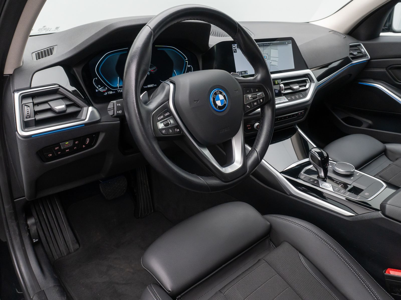 Fahrzeugabbildung BMW 320e Sport Line Alarm DAB PDC GeschwindigReg 18"