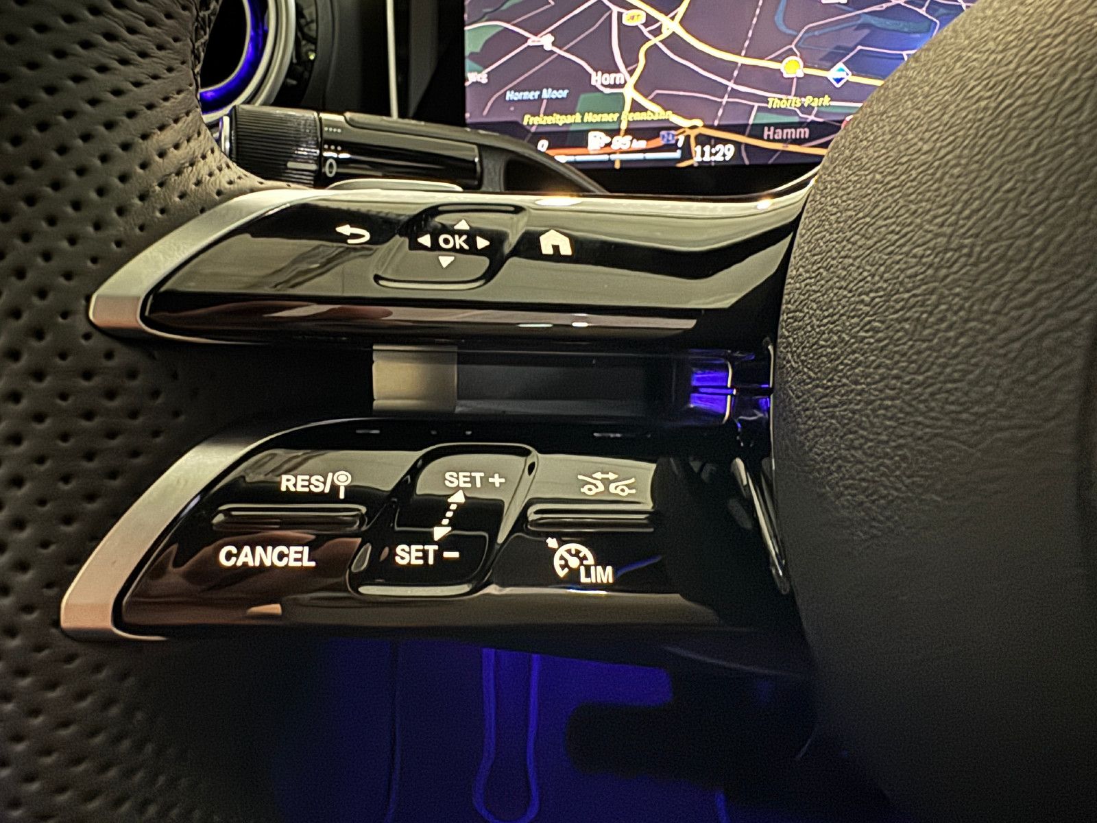 Fahrzeugabbildung Mercedes-Benz C 180 AMG LINE PANO HUD GERMAN EDITION EUR1 MY26