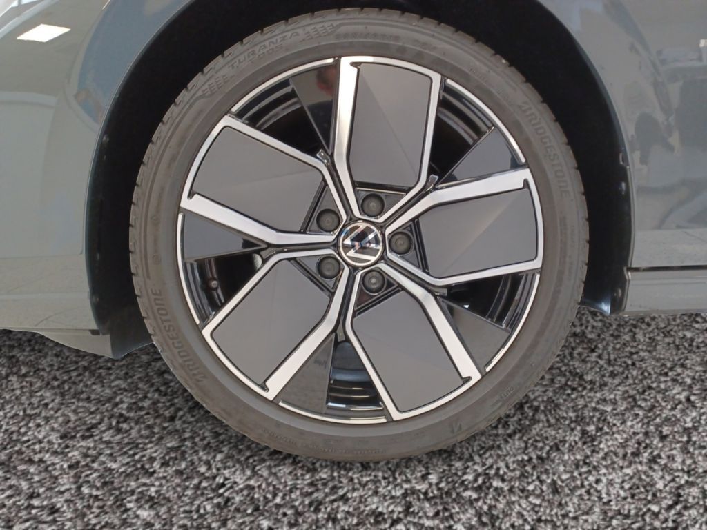 Fahrzeugabbildung Volkswagen Golf Variant 1.5 eTSI DSG Style Navi, AHZV uvm.