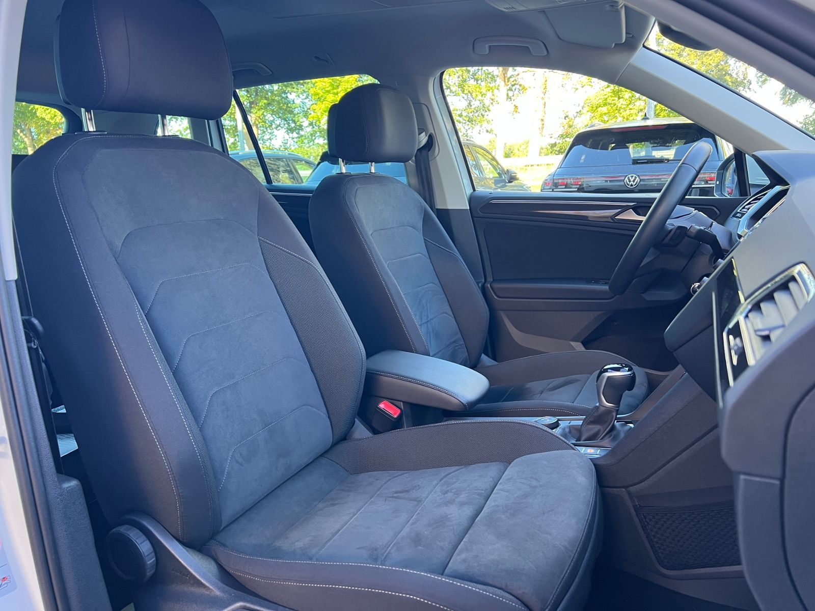 Fahrzeugabbildung Volkswagen Tiguan Elegance 2.0 TSI DSG 4MOTION *AHK, Matrix
