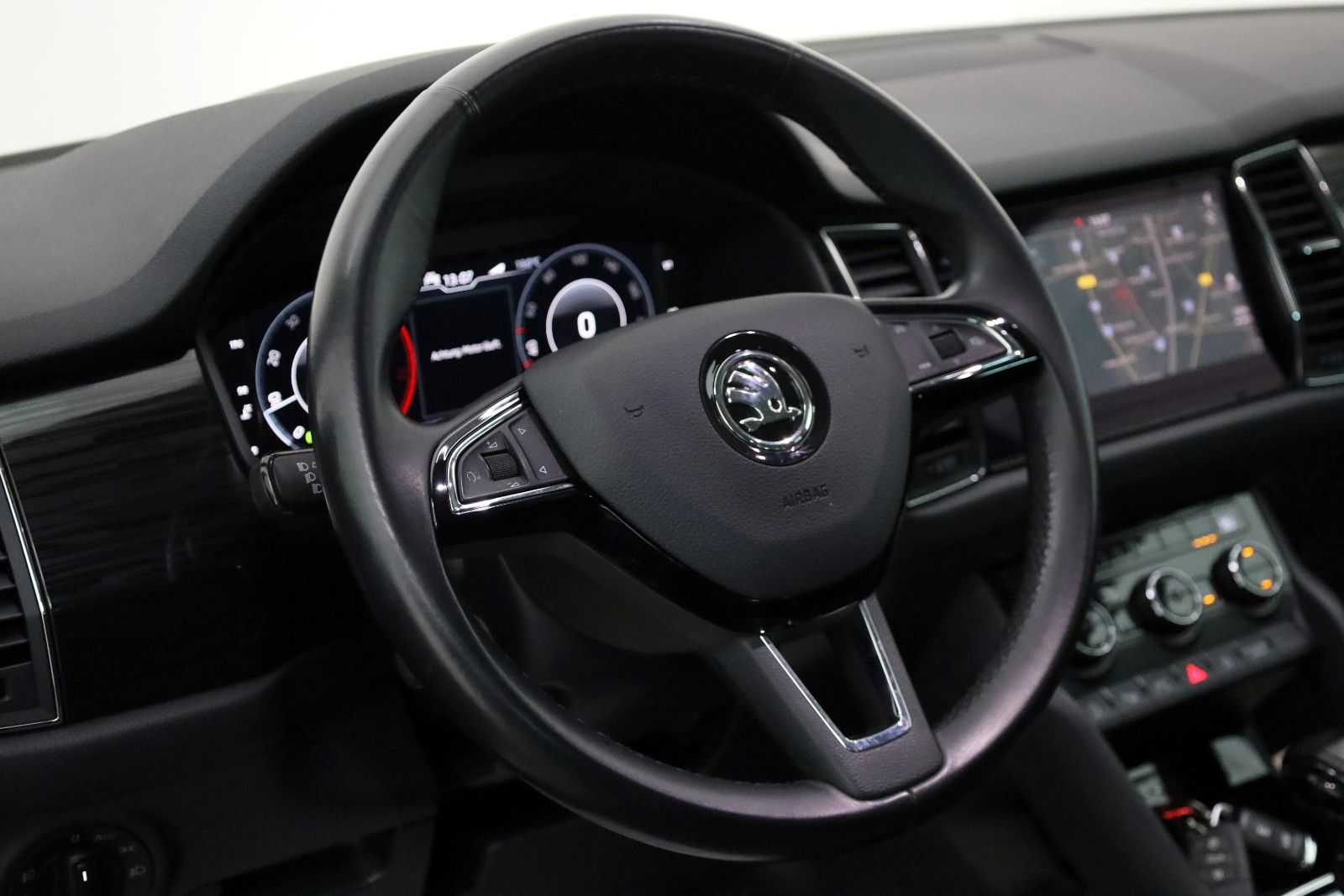 Fahrzeugabbildung SKODA Kodiaq Drive 125 4x4 7 Si,Navi,LED,ACC,AHK,SR+WR