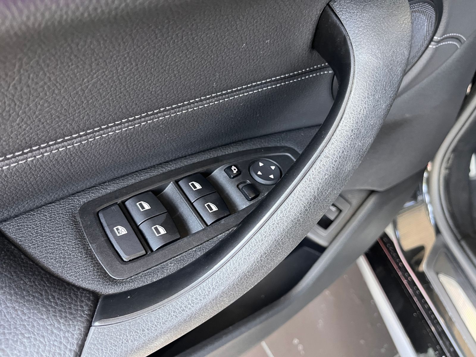 Fahrzeugabbildung BMW X2 sDrive 20 i M Sport Shadow LED NAV SHZ RFK