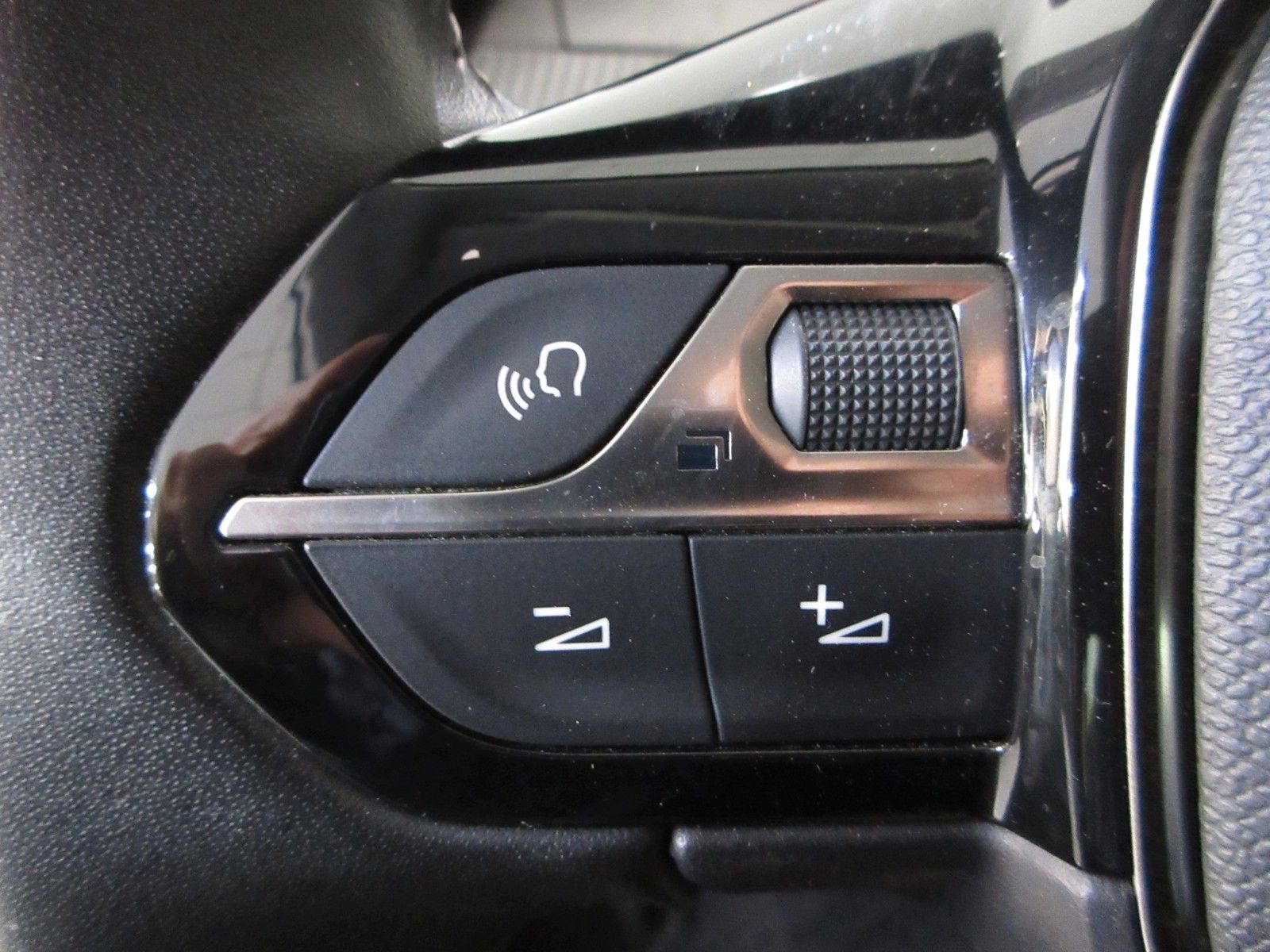 Fahrzeugabbildung Peugeot 208 Active 1.2T  LED/PDC/TEMPOMAT