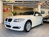 BMW 318i Touring Neu Hu&Au AHK - BMW 318 aus 2011: Kombi