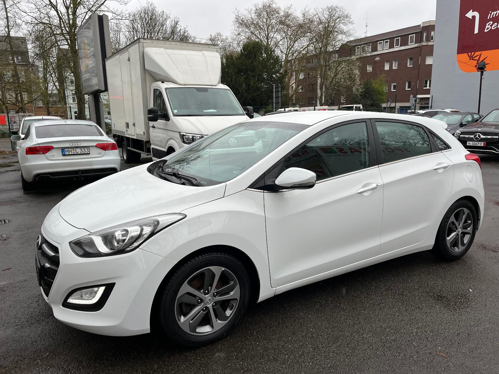 Hyundai i30 Yes! 1.4 NAVI*KAMERA*PDC*ALU*TÜV-2/28*1.HAND