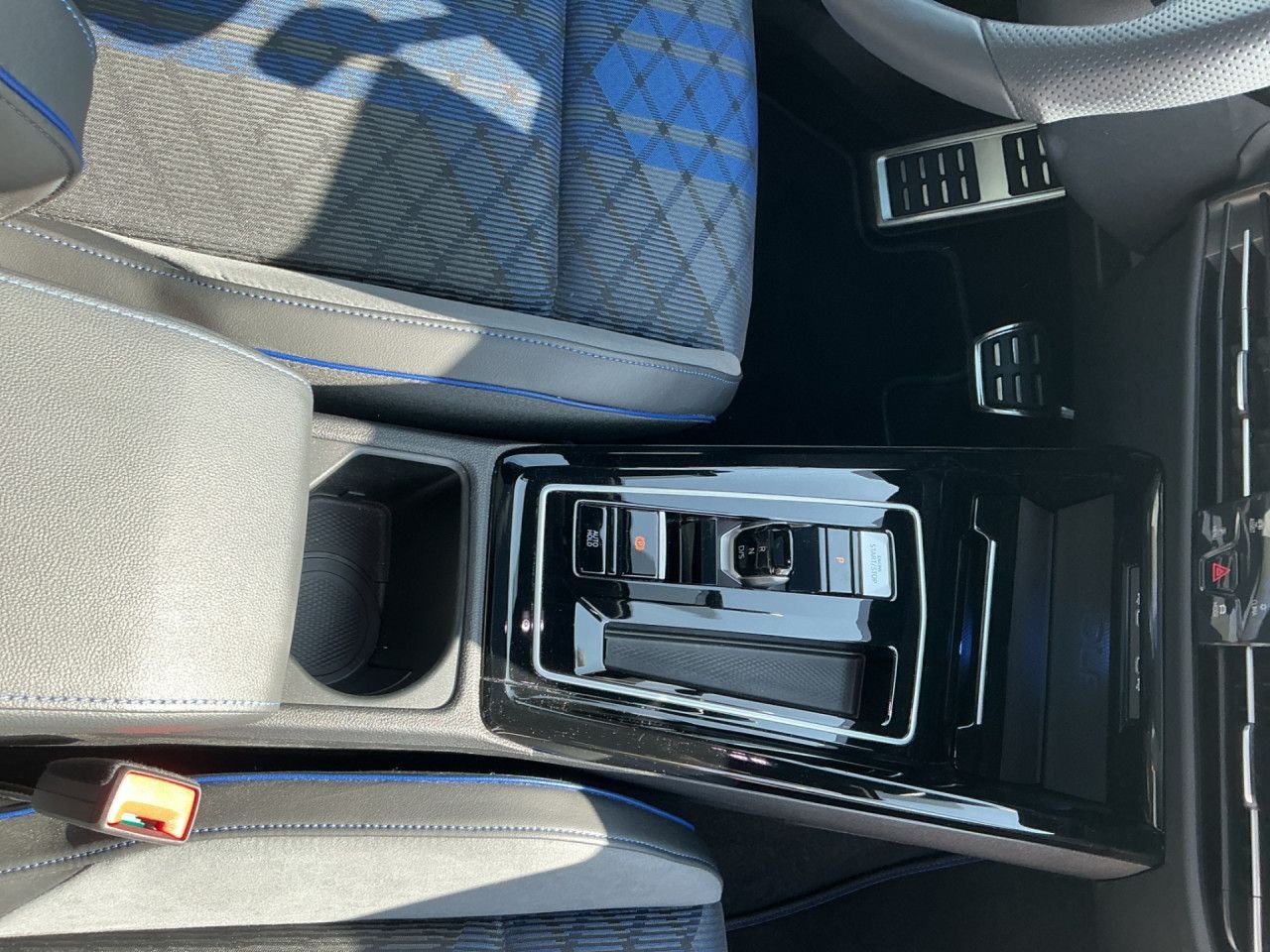 Volkswagen Golf VIII 2.0 TSI R 4Motion NAVI PANO HARMAN foto 24