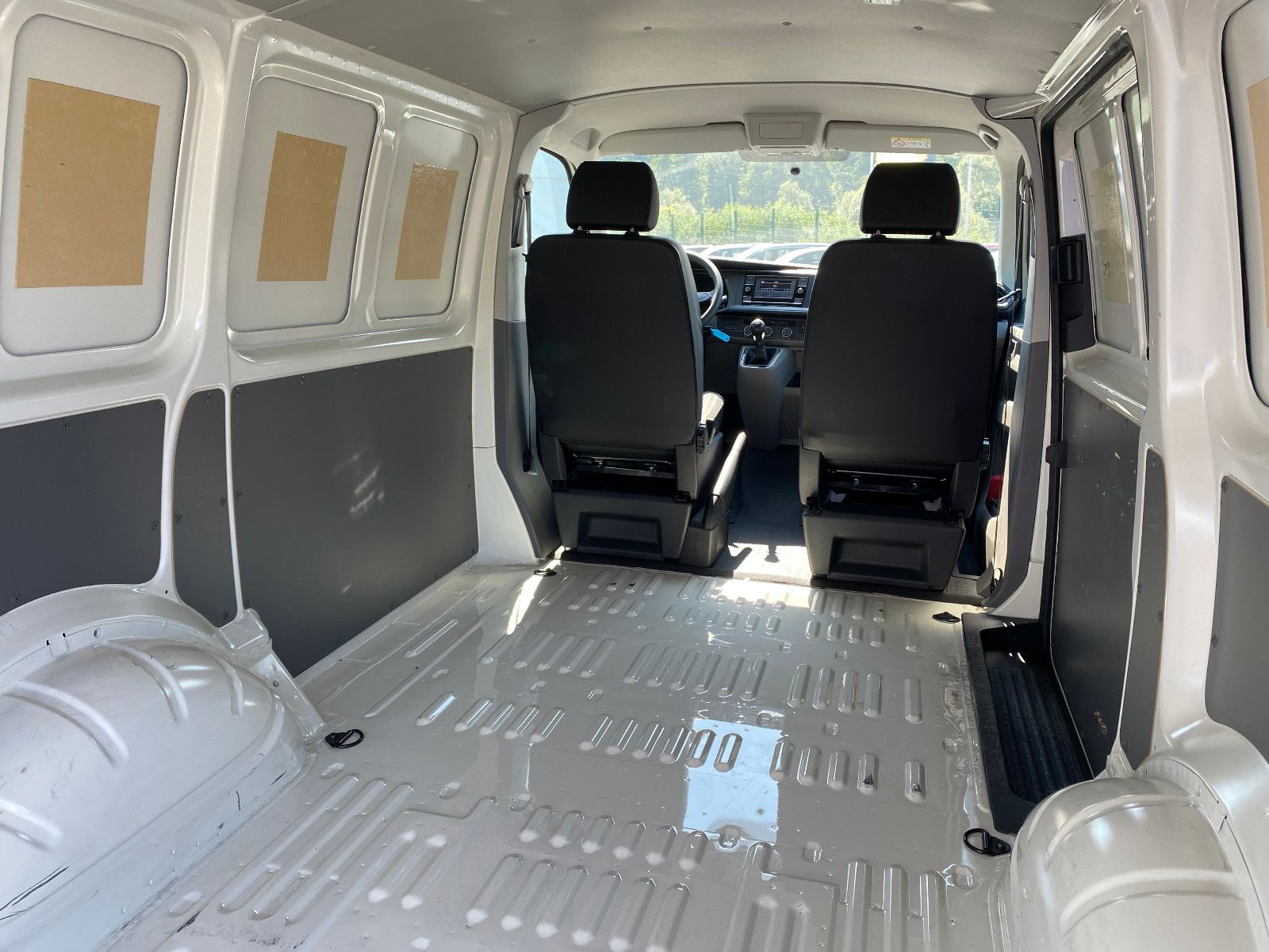 Fahrzeugabbildung Volkswagen T6.1 Transporter 2.0 TDI DAB Seitenwindassistent