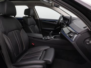 Fahrzeugabbildung BMW 530d LuxuryLine Pano Kamera Laser HUD DAB HiFi