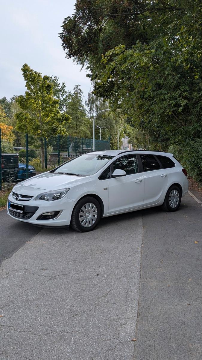 Opel Astra 2013 — rear view