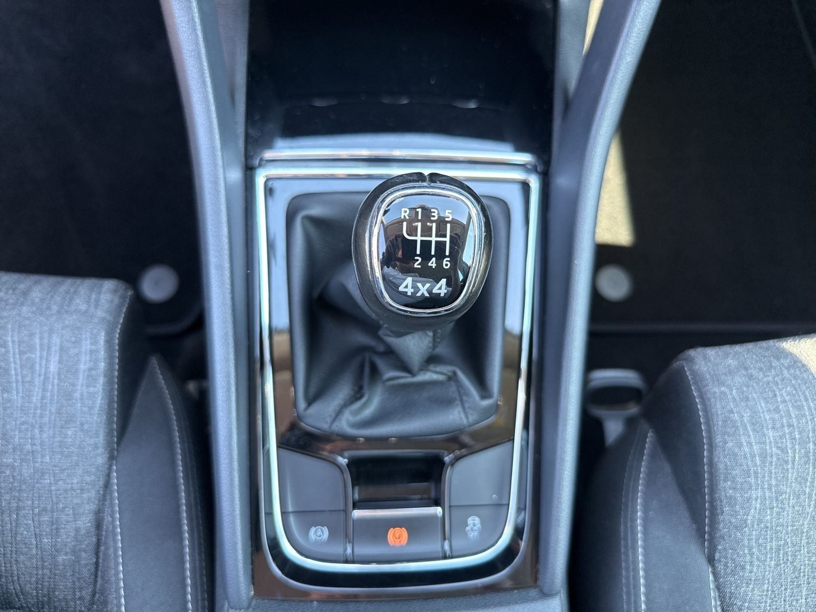 Karoq 2.0 TDI Style 4x4, AHK, LED, 19" Alu, Busi