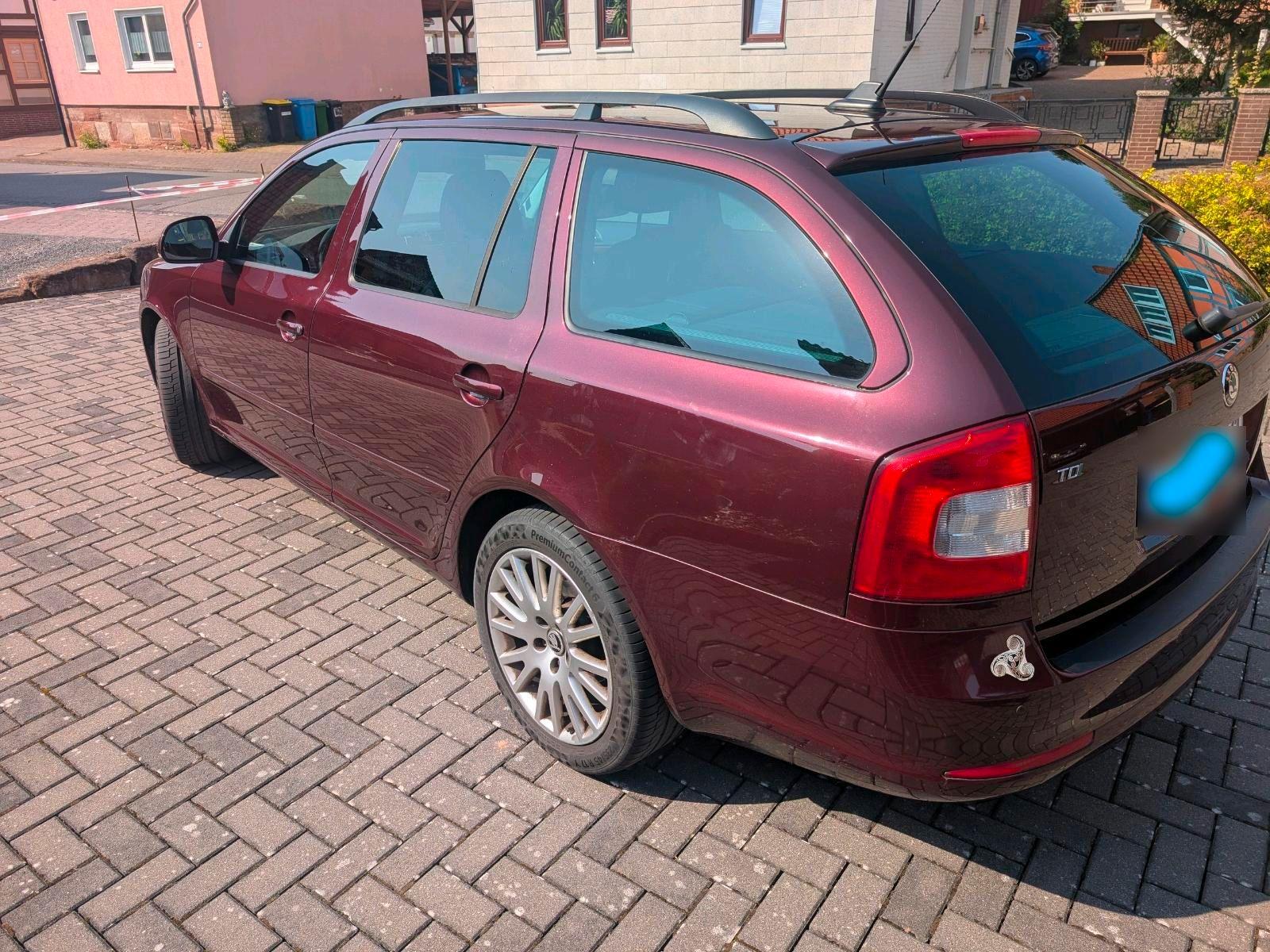 Skoda Octavia 2012 — rear view