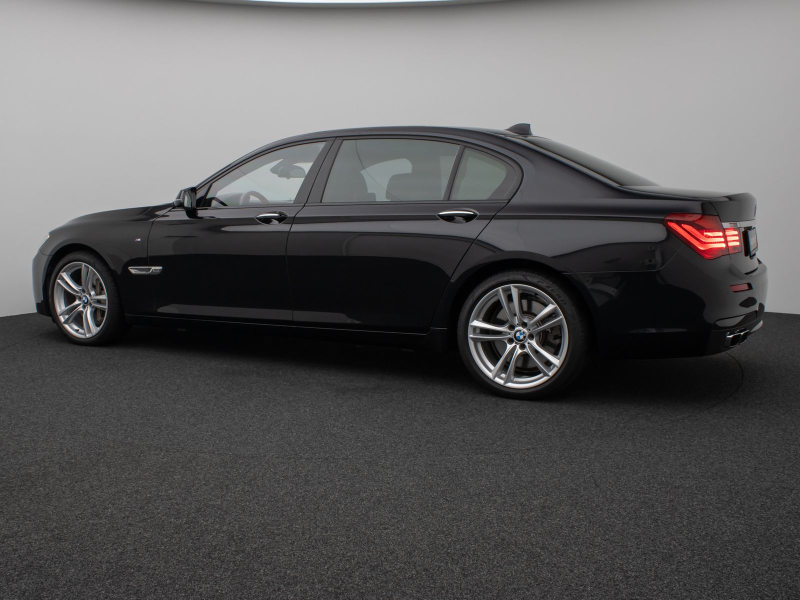 Fahrzeugabbildung BMW 760 Li M Sport Glasdach B&O HUD SoftCl NightVisi