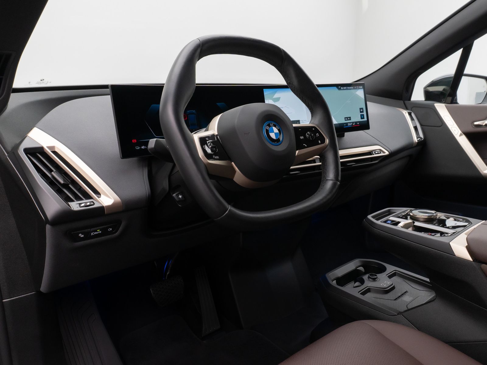 Fahrzeugabbildung BMW iX xD40 Panorama Kamera HiFi Komfort SkyLounge