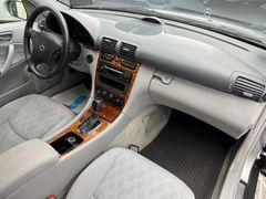 Fahrzeugabbildung Mercedes-Benz C 180 T Kompressor Automatik Schiebedach Tempoma