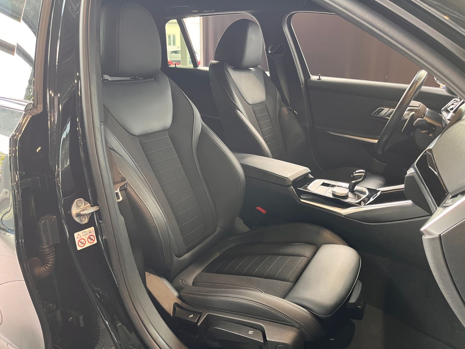 Fahrzeugabbildung BMW 320 i Sport Line Touring ACC LED NAVI ALU