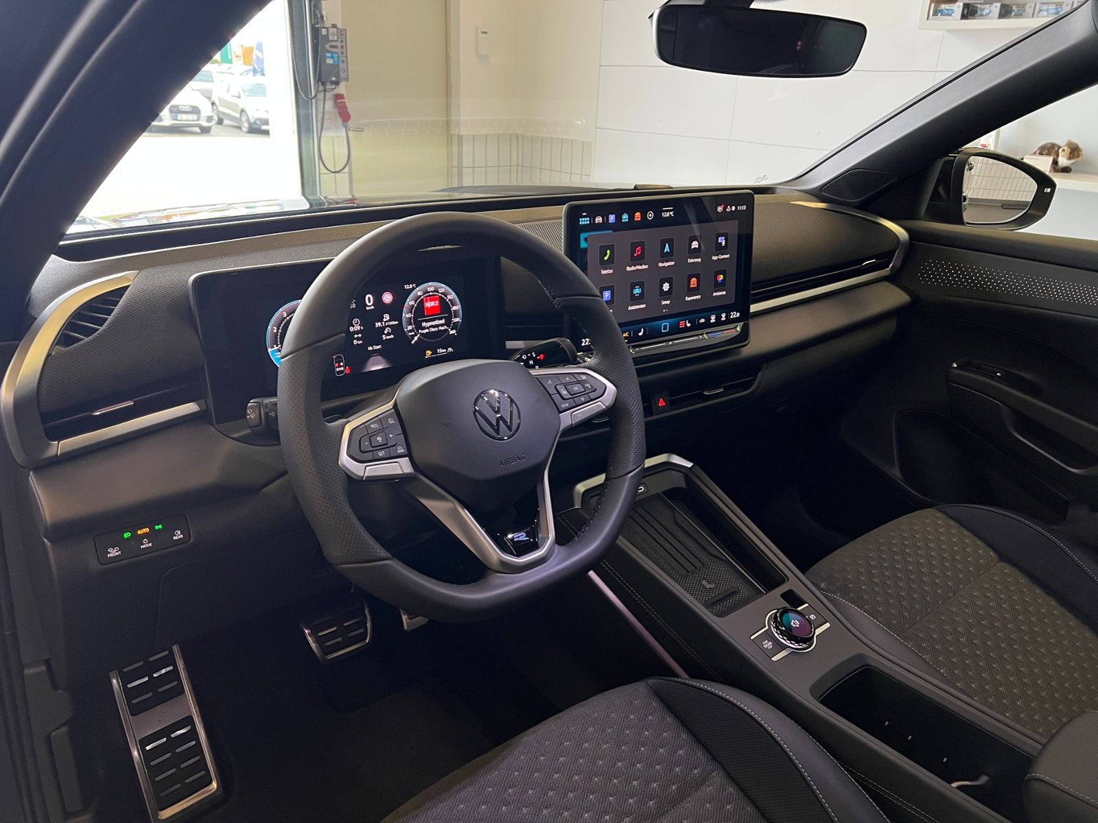 Fahrzeugabbildung Volkswagen T-Roc R-Line 1.5 eTSI DSG *AHK, LED, ACC, Kamera