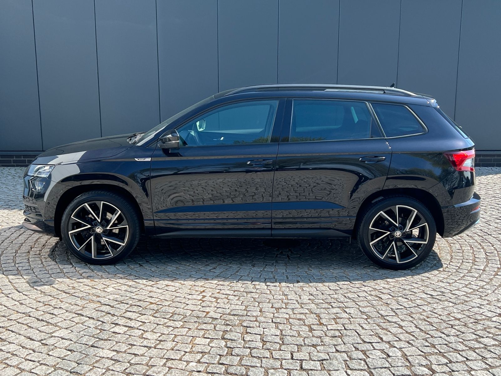 Fahrzeugabbildung SKODA Karoq Sportline 2.0 TDI DSG 4x4 "AHK, Matrix-LED